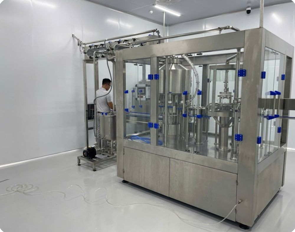 Máy chiết rót tự động inox lắp tại nhà máy khách hàng